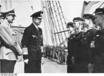 Arthur Axmann u. Karl Dönitz an Bord der "Horst Wessel"